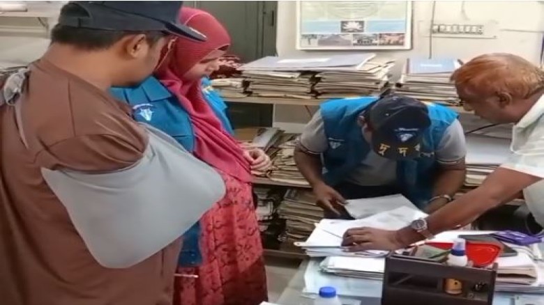 দিনাজপুর ও বিরামপুর সেটেলমেন্ট অফিসে দুদকের অভিযান