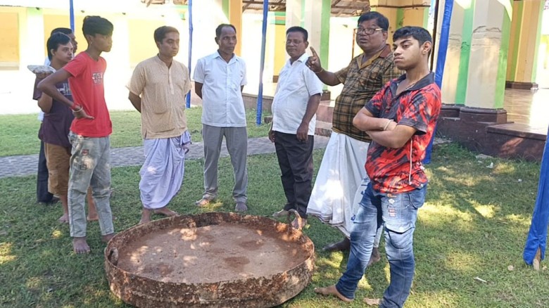 দিনাজপুর রাজবাড়ী থেকে উদ্ধার হলো শতবর্ষ পুরনো লোহার কড়াই