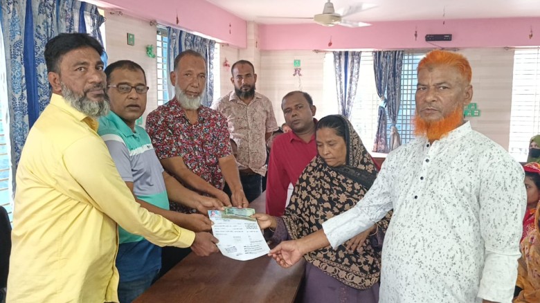 দিনাজপুরে মৃত শ্রমিকদের পরিবারকে এককালীন অনুদান প্রদান