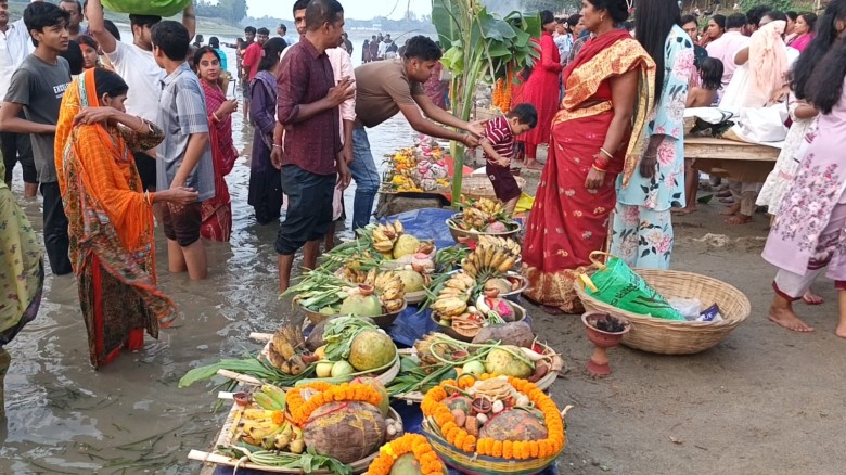 দিনাজপুরে সূর্য্য দেবতাকে সন্তুষ্ট করতে ছট পূজা উদযাপন