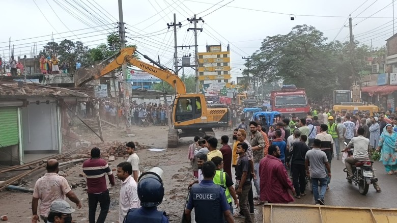 দিনাজপুরে পুলহাট-খানপুর সড়কে অবৈধ স্থাপনা উচ্ছেদ অভিযান শুরু